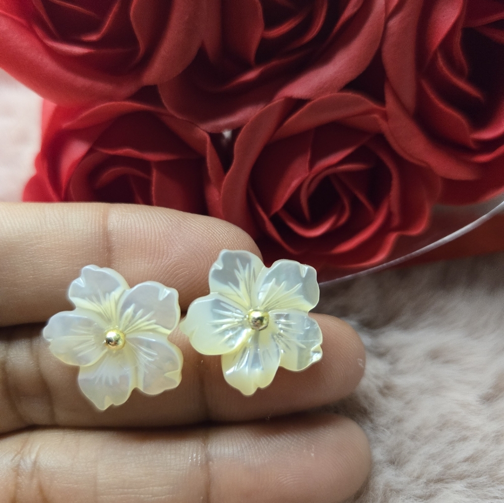 Carved Mother of Pearl Flower studs - Picture 1 of 3